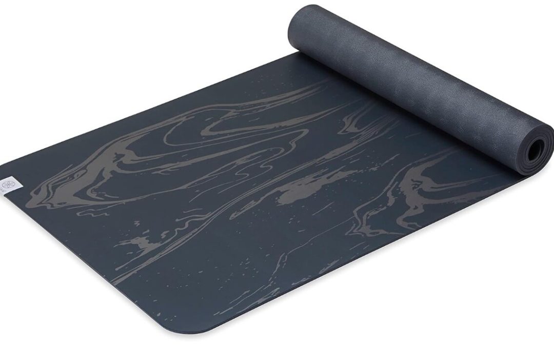 Gaiam Dry-Grip – Esterilla de yoga de 5 mm de grosor antideslizante para ejercicios y fitness para yoga estándar o hot yoga, pilates y entrenamientos en el suelo – Soporte acolchado, revestimiento